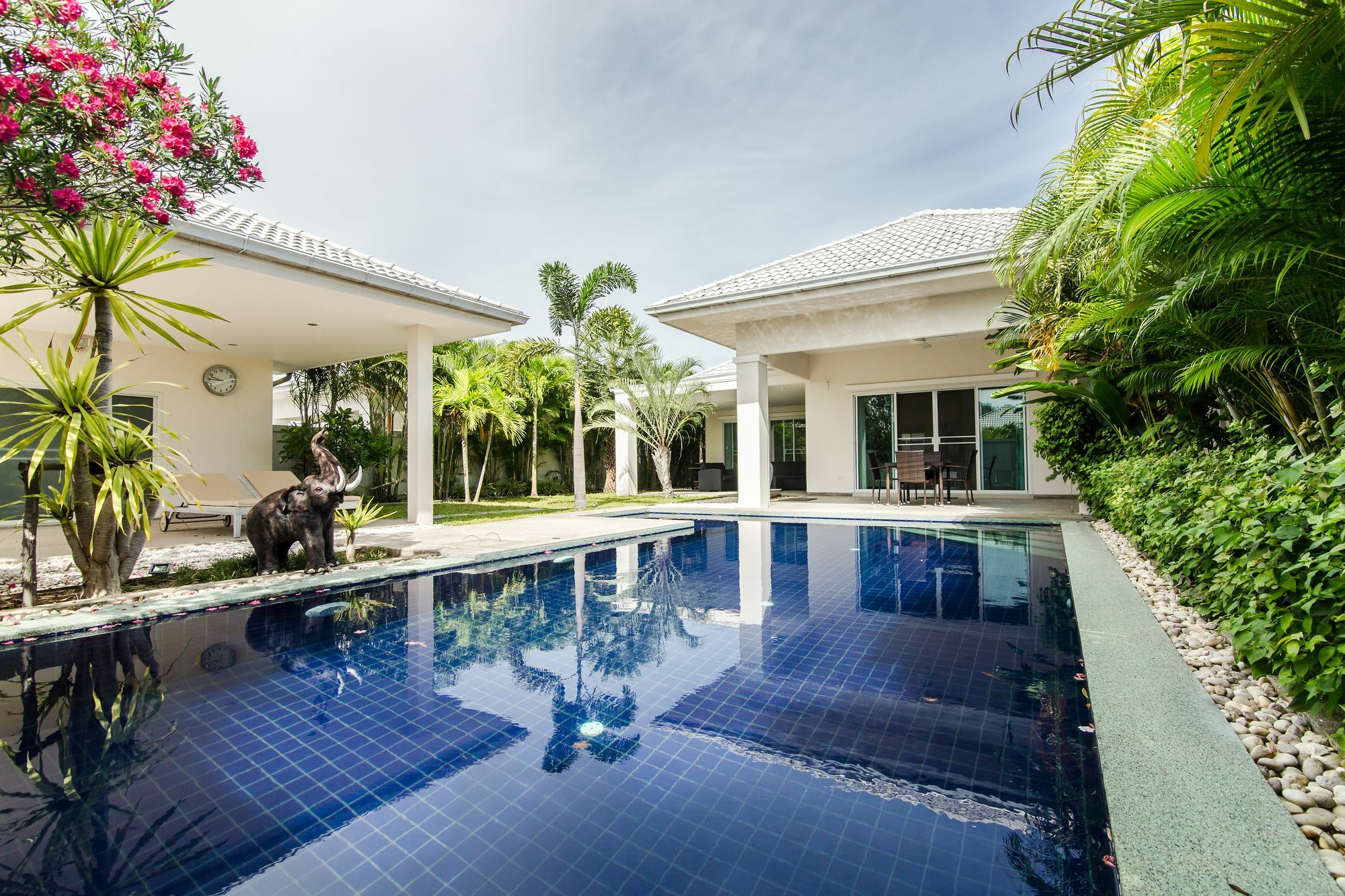Villa Pool 3 Bedroom L53 *
